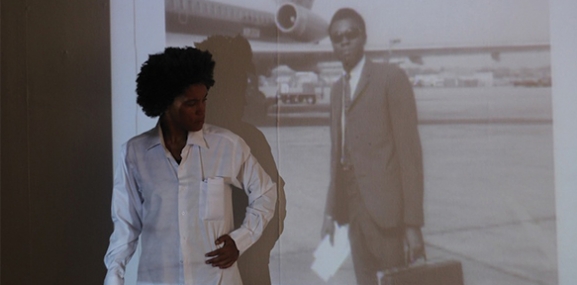 
	Wura-Natasha Ogunji, A Tortoise Walks Majestically on Window Ledges, 2012, Performance (CCA, Lagos). Cortesia CCA, Lagos
